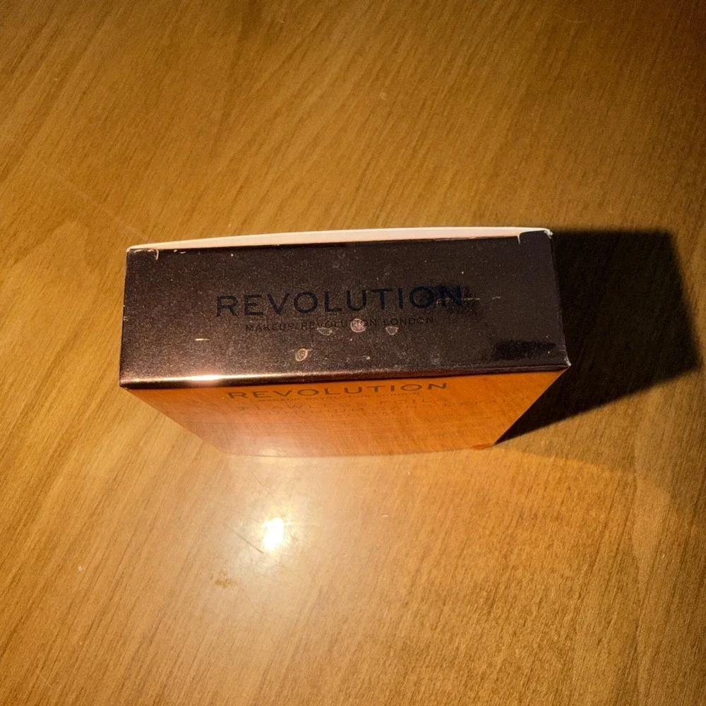NEW Revolution‎ Makeup Flawless Foils Overcome Eye Foil